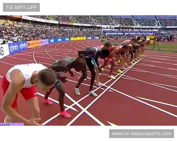 运动员进行适应性训练，熟悉比赛场地灯光与地面条件。