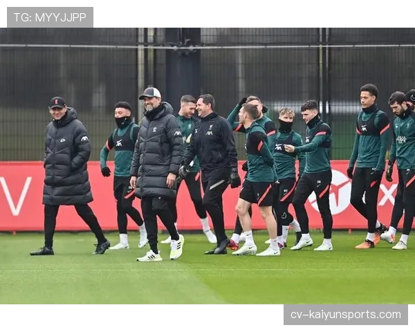 特写：萨拉赫在利物浦梅尔伍德训练基地指导青训球员